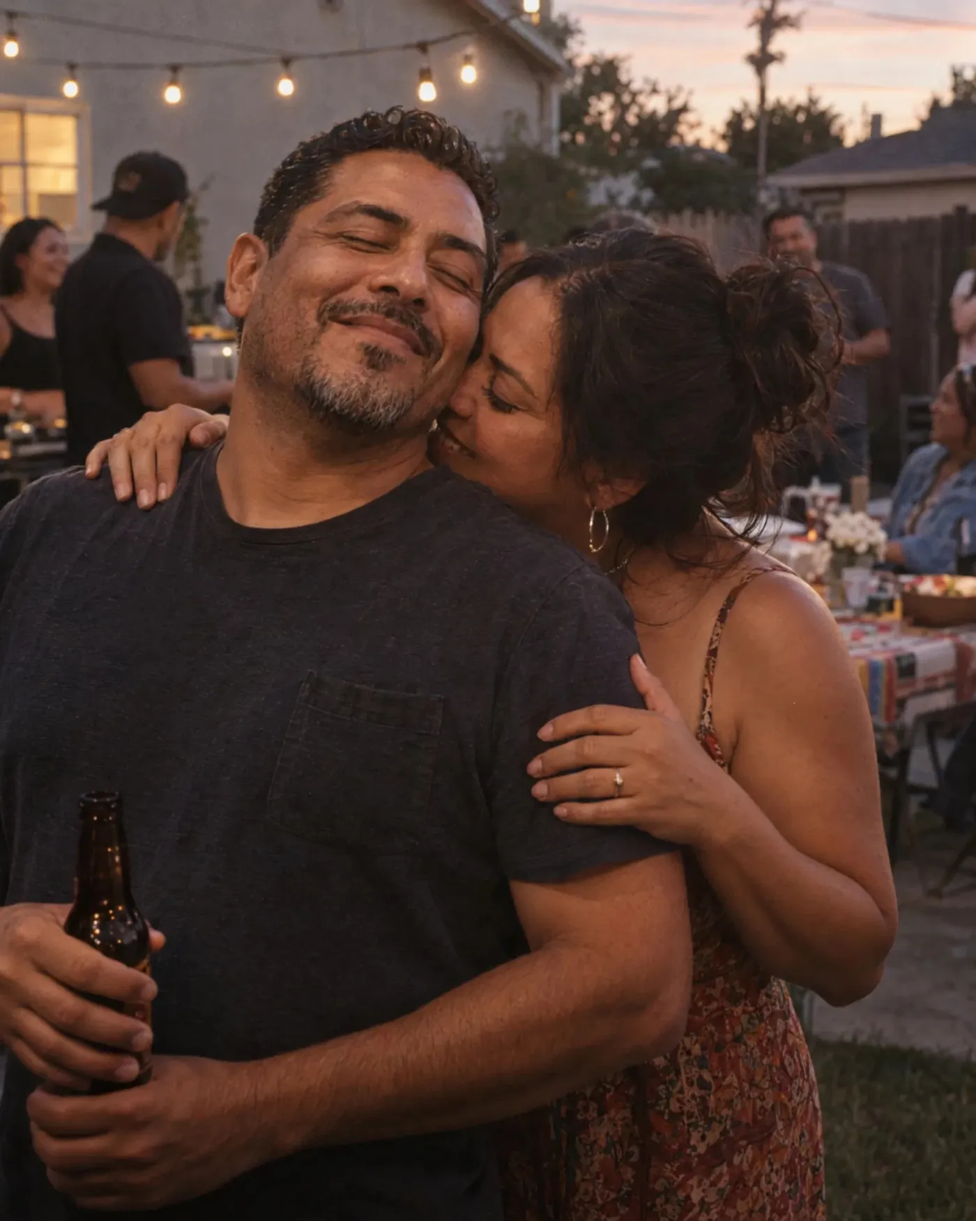 Pareja abrazándose en la puerta de casa