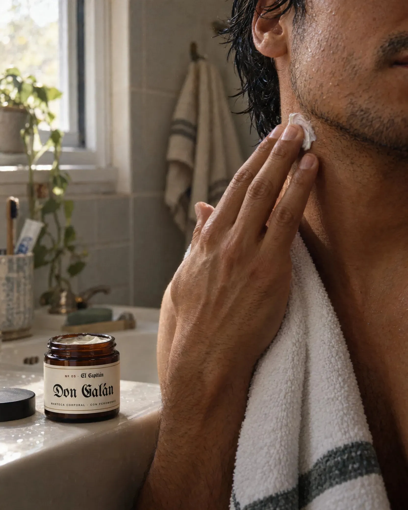 Hombre poniéndose Don Galán en el cuello después de bañarse